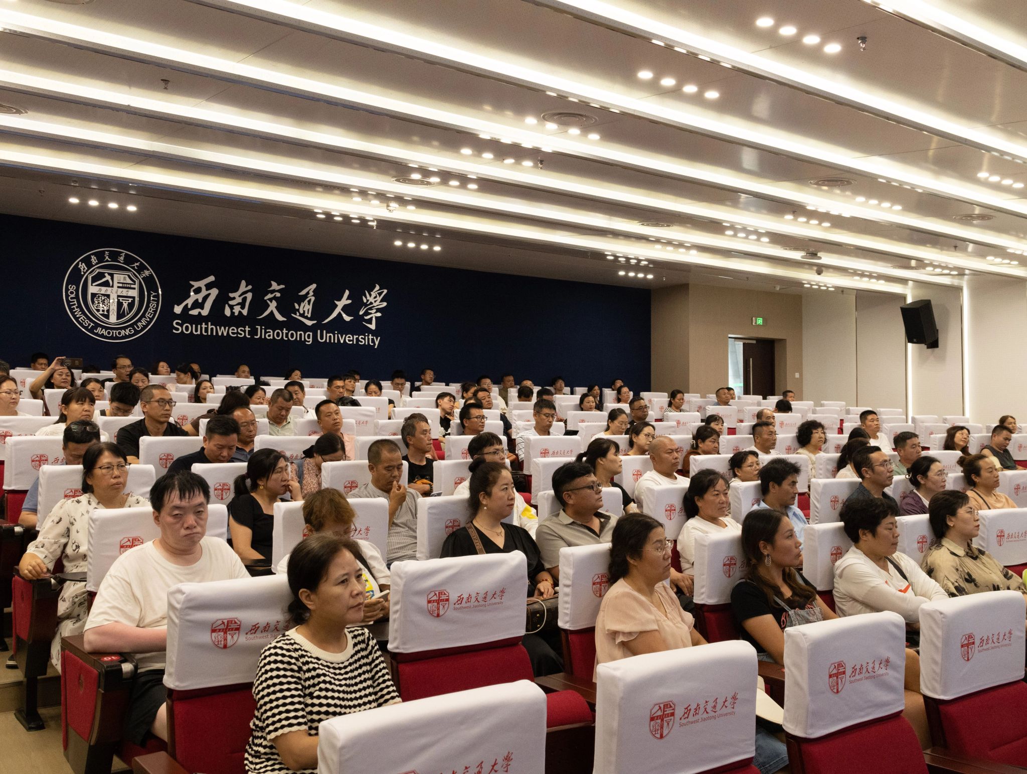 家校共育 逐梦起航——开云手机入口官网开展2024级本科新生家长会和“实验室开放日”活动